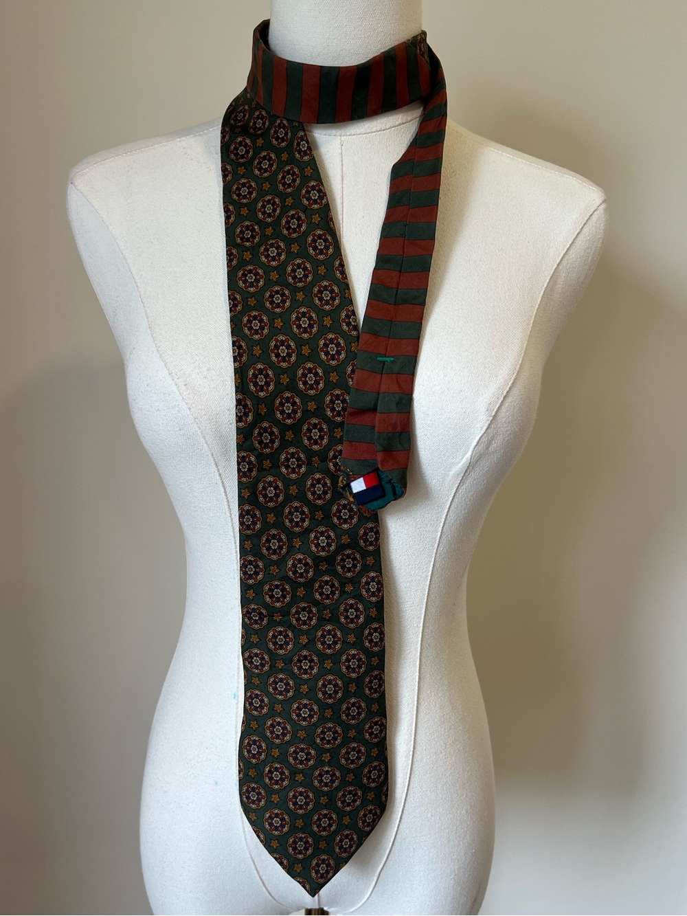 Tommy Hilfiger Silk Tie‎ Olive Green Foulard Medallion 90s Preppy Dark Academia